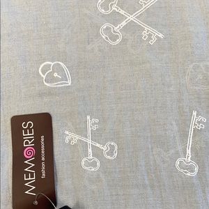 Light gray key scarf